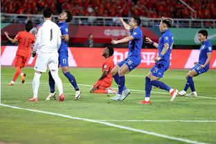 韩国国奥进球来到场边庆祝，遭球迷竖中指回应